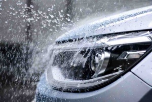 ePTFE headlight vent cap demonstrating effective blocking of water ingress under high-pressure spray or rain conditions